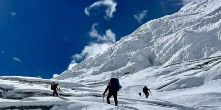 Пятеро россиян погибли при восхождении на «гору-людоед» в Гималаях
