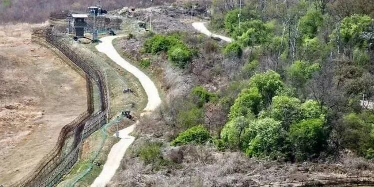 КНДР подорвала дороги на границе с Южной Кореей