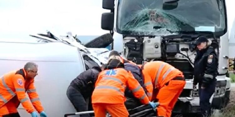 В Единцах микроавтобус перевернулся после столкновения с автоцистерной: два человека госпитализированы