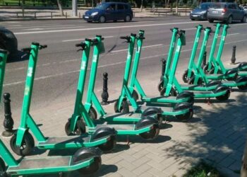 В Кишиневе молодая женщина скончалась после падения с электросамоката