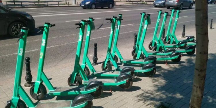 В Кишиневе молодая женщина скончалась после падения с электросамоката