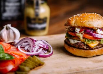 Фастфуды в США отказываются от лука: в чем причина