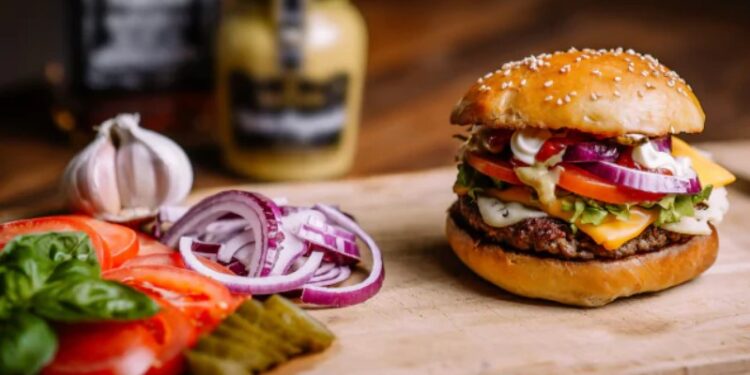 Фастфуды в США отказываются от лука: в чем причина