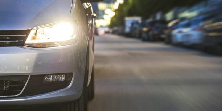 Atenție! De la 1 noiembrie, șoferii sunt obligați să circule cu faza scurtă a farurilor și pe timp de zi