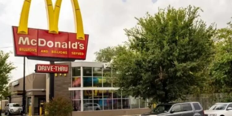В США 49 человек отравились бургерами в McDonald’s, один умер