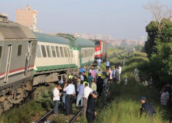 В Египте локомотив столкнулся с пассажирским поездом