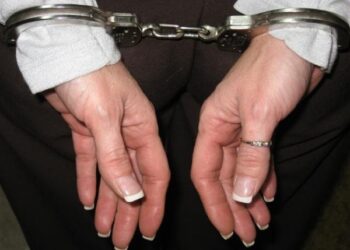 Cercetată penal pentru escrocherie și organizarea migrației ilegale