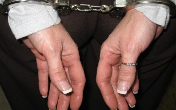 Cercetată penal pentru escrocherie și organizarea migrației ilegale