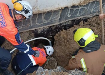 Incident pe un șantier de construcții din țară. Un tânăr a rămas blocat sub un strat de pământ