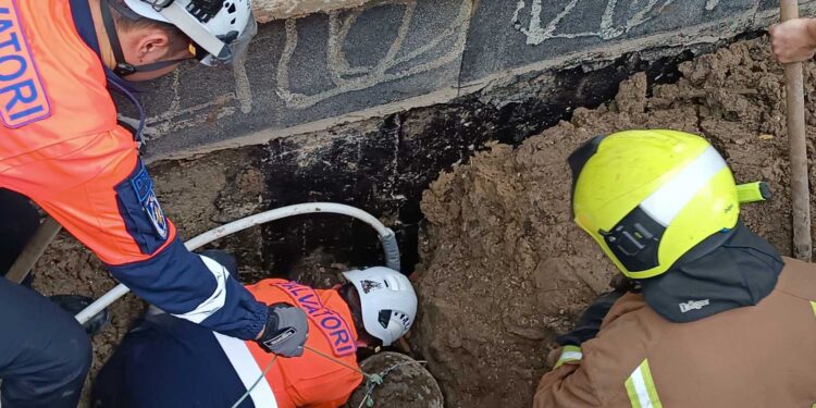 Incident pe un șantier de construcții din țară. Un tânăr a rămas blocat sub un strat de pământ