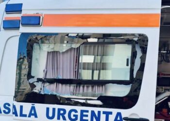 Caz revoltător în capitală: un bărbat agresiv a spart cu capul fereastra laterală a unei ambulanțe