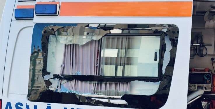 Caz revoltător în capitală: un bărbat agresiv a spart cu capul fereastra laterală a unei ambulanțe