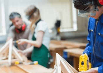 Număr record de elevi care au optat pentru învățământul dual în acest an de studii. Cifrele prezentate de MEC
