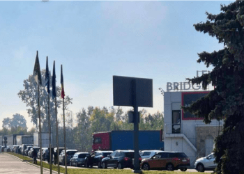 Atenție, călători: Aglomerație la vama Sculeni. Zeci de mașini au format cozi la ieșirea din Moldova