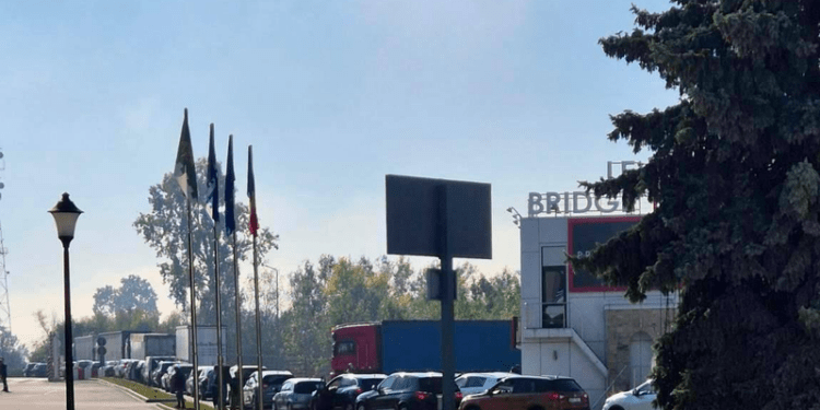 Atenție, călători: Aglomerație la vama Sculeni. Zeci de mașini au format cozi la ieșirea din Moldova