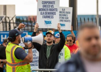 Работники 36 портов в США бастуют против машин и низких зарплат