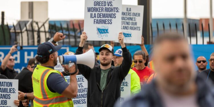 Работники 36 портов в США бастуют против машин и низких зарплат
