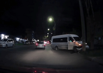 Accident nocturn la Botanica: Un microbuz s-a izbit de un stâlp pe strada Samizegetusa