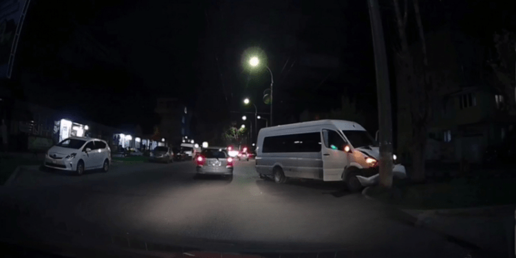 Accident nocturn la Botanica: Un microbuz s-a izbit de un stâlp pe strada Samizegetusa