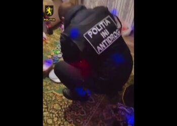 Patru traficanți de droguri, reținuți de ofițerii INI