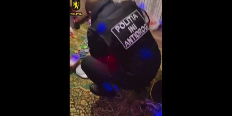 Patru traficanți de droguri, reținuți de ofițerii INI