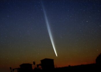 „Cometa secolulului” are două cozi, dintre care una este îndreptată înainte. Cum se explică fenomenul extrem de rar