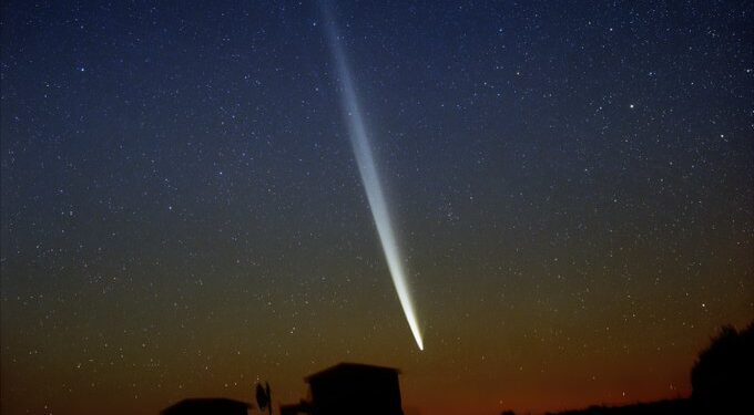 „Cometa secolulului” are două cozi, dintre care una este îndreptată înainte. Cum se explică fenomenul extrem de rar