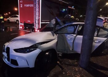 Un BMW, îndoit în două, după ce s-a izbit de un stâlp, pe strada Grenoble