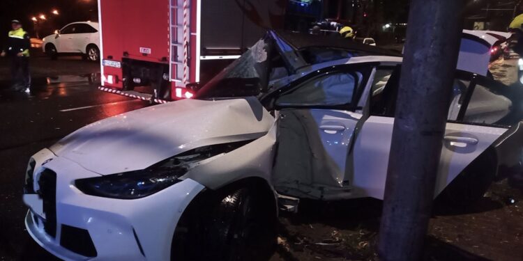 Un BMW, îndoit în două, după ce s-a izbit de un stâlp, pe strada Grenoble