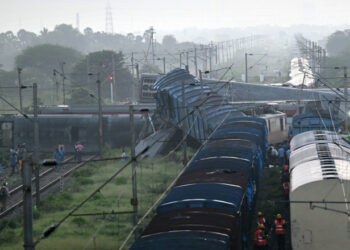 Imagini de coșmar în India. Un tren expres de pasageri a intrat într-un marfar