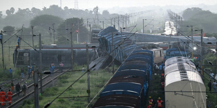 Imagini de coșmar în India. Un tren expres de pasageri a intrat într-un marfar