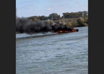 O ambarcațiune a fost cuprinsă de flăcări pe Dunăre. Au intervenit pompierii