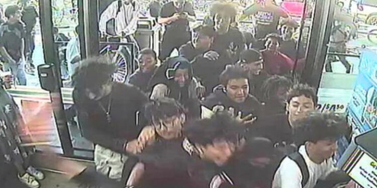 Tineri care au participat la jafuri în grup în Los Angeles au fost arestați pentru că părinții lor au văzut imaginile și i-au denunțat