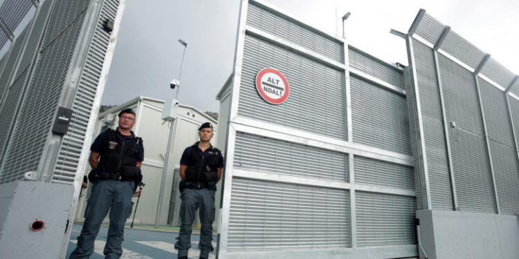 Italia a trimis primul grup de migranți în Albania, în cele două centre construite de guvernul condus de Giorgia Meloni