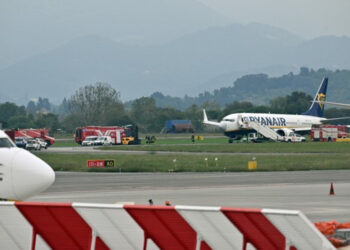 Haos pe aeroportul Bergamo din Italia, după ce o anvelopă a unui avion Ryanair a explodat în timpul aterizării