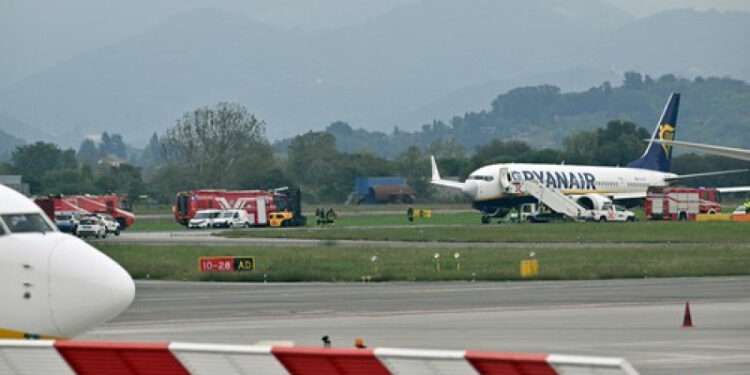 Haos pe aeroportul Bergamo din Italia, după ce o anvelopă a unui avion Ryanair a explodat în timpul aterizării