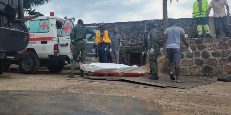 S-au înecat sub ochii rudelor: Scene de haos în Congo după ce un feribot supraîncărcat s-a scufundat la câteva sute de metri de mal