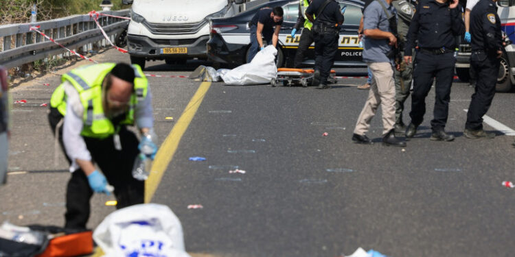 Atac armat pe o autostradă de lângă Tel Aviv. Un bărbat a deschis focul și a împușcat 5 oameni. Mărturia eroulului care l-a oprit