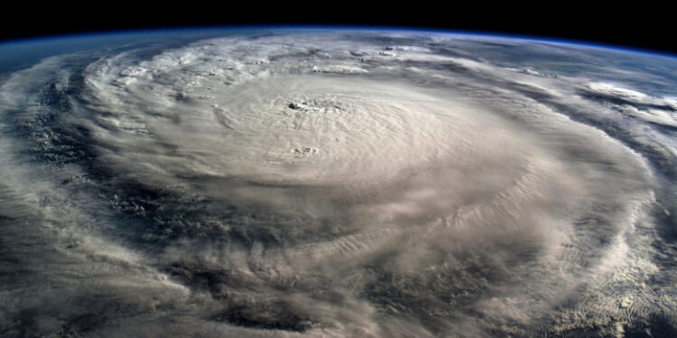 „Furtuna secolului”: De ce se produc tot mai multe uragane și inundații catastrofale în toată lumea