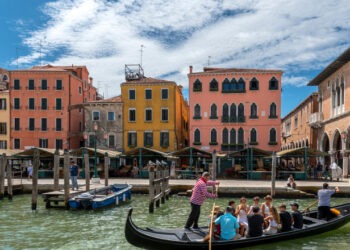 Veneția va extinde taxarea turiștilor și în 2025. Ce speră primarul să obțină