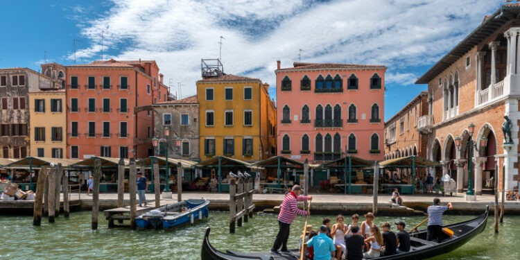 Veneția va extinde taxarea turiștilor și în 2025. Ce speră primarul să obțină