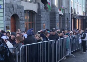 На избирательных участках в Москве образовались огромные очереди