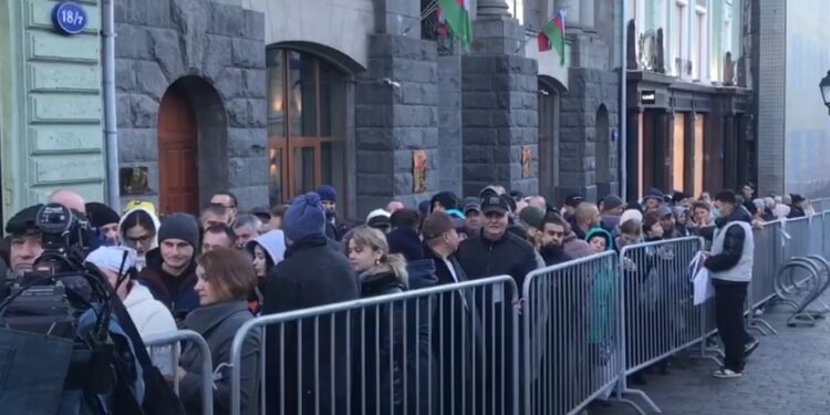 На избирательных участках в Москве образовались огромные очереди