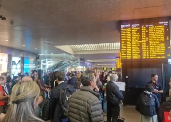 Haos în una dintre cele mai mari gări din Europa. Zeci de trenuri anulate sau cu întârzieri majore, mii de oameni blocați