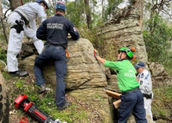 „Păcat de telefon.” O femeie a petrecut 7 ore blocată între stânci, cu capul în jos, după ce a încercat să își recupereze mobilul