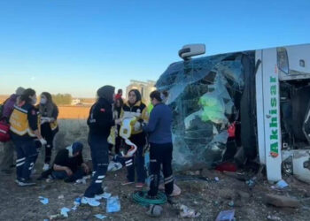 Cel puțin 6 morţi şi 25 de răniţi după ce un autobuz s-a răsturnat pe o autostradă din Turcia. Accidentul a fost surprins de camere