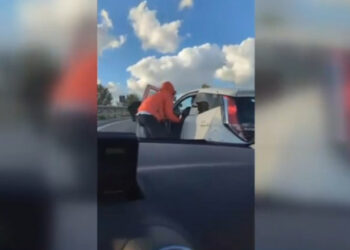 Scene incredibile în Italia. Un bărbat a încercat să fure mașina unei șoferițe care era blocată în trafic. Cum a reușit să scape femeia