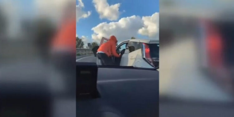 Scene incredibile în Italia. Un bărbat a încercat să fure mașina unei șoferițe care era blocată în trafic. Cum a reușit să scape femeia