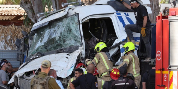 Zeci de răniţi în Israel, după ce un camion a intrat în oamenii aflați într-o staţie de autobuz. Șoferul a fost „neutralizat”