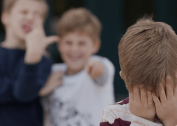 Caz strigător la cer într-un gimnaziu din raionul Anenii Noi: Un băiat ar fi fost umilit și batjocorit de colegii de școală. A fost sesizat MEC